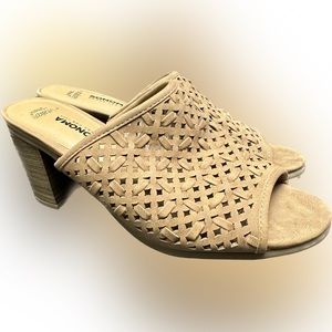 Sonoma taupe carreen 7.5 sandal New in box